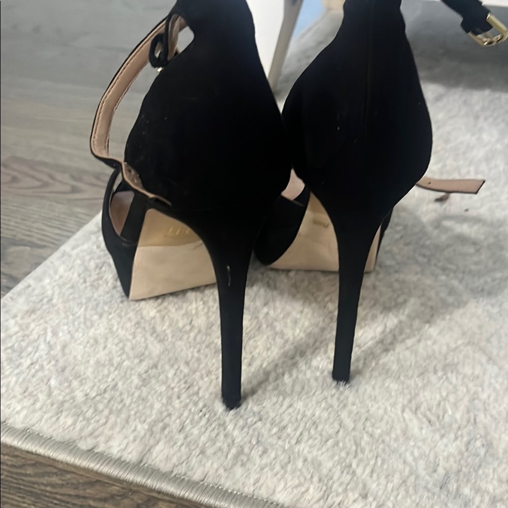 Jennifer Lopez Black Peep-Toe Heels - Picture 4 of 4